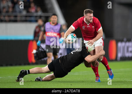 Owen Lane von Wales ist von Dane Coles von Neuseeland während der Rugby-weltmeisterschaft bronze Finale zwischen Neuseeland und Wales in Tokio, Japan, am 1. November 2019 in Angriff genommen. (Foto von Flor Tan Jun/Espa-Images) Stockfoto