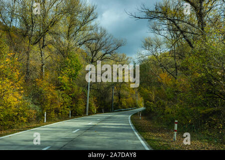 Herbstliche georgian Mountain Road Landschaft in Gombori Pass Stockfoto