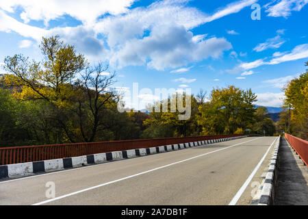 Herbstliche georgian Mountain Road Landschaft in Gombori Pass Stockfoto