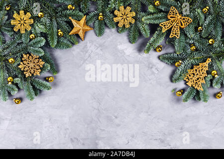 Weihnachten und neues Jahr dekorative Hintergrund Grenze mit goldenen Spielzeug am Weihnachtsbaum. Flach, Ansicht von oben, kopieren. Stockfoto