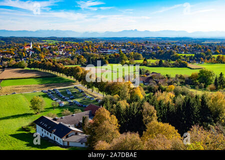 Panoramablick auf die Alpen und die Stadt Ebersberg und Herbst Landschaft in Oberbayern mit Wiesen und Bäume Stockfoto