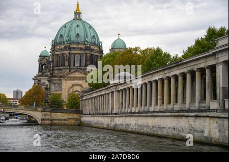 Berlin, die Insel von Museen aus der Spree gesehen Stockfoto