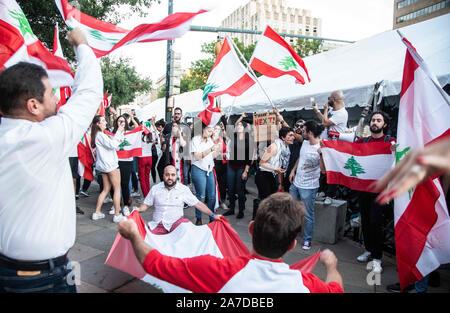 Oktober 26, 2019, USA: Libanesische Expats versammelt Unterstützung der libanesischen Revolution in Austin, Texas, zu zeigen. (Bild: © Sandra Dahdah/ZUMA Draht) Stockfoto