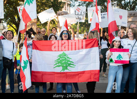 Oktober 26, 2019, USA: Libanesische Expats versammelt Unterstützung der libanesischen Revolution in Austin, Texas, zu zeigen. (Bild: © Sandra Dahdah/ZUMA Draht) Stockfoto