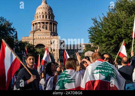 Oktober 26, 2019, USA: Libanesische Expats versammelt Unterstützung der libanesischen Revolution in Austin, Texas, zu zeigen. (Bild: © Sandra Dahdah/ZUMA Draht) Stockfoto