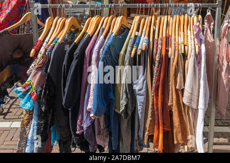 Leinen und Baumwolle Bekleidung Kleiderbügel Street Market Stockfoto