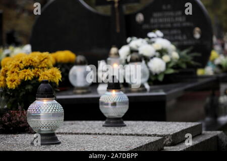 Kerzen auf dem Friedhof in Polen Stockfoto