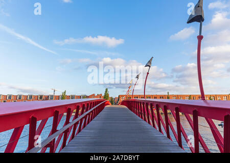 Rote Python Brücke an Eastern Docklands Amsterdam Stockfoto