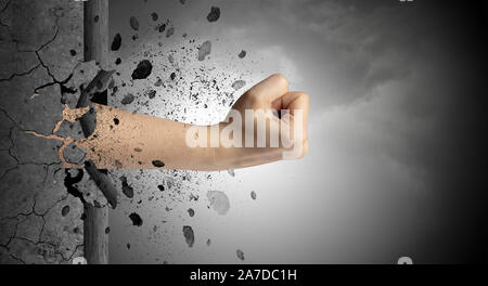 Grosse hand Hits intensiv und bricht ein krasser stonewall Stockfoto