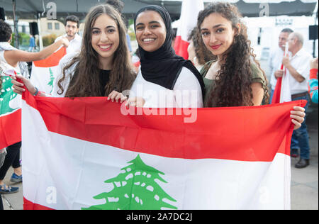 Oktober 26, 2019, USA: Libanesische Expats versammelt Unterstützung der libanesischen Revolution in Austin, Texas, zu zeigen. (Bild: © Sandra Dahdah/ZUMA Draht) Stockfoto