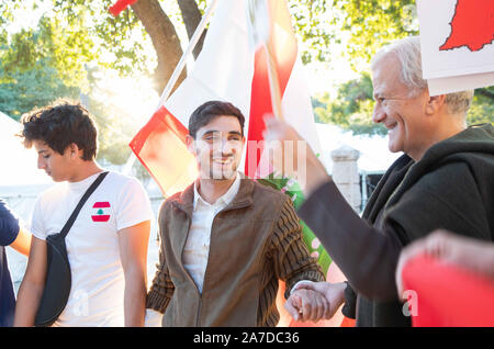 Oktober 26, 2019, USA: Libanesische Expats versammelt Unterstützung der libanesischen Revolution in Austin, Texas, zu zeigen. (Bild: © Sandra Dahdah/ZUMA Draht) Stockfoto