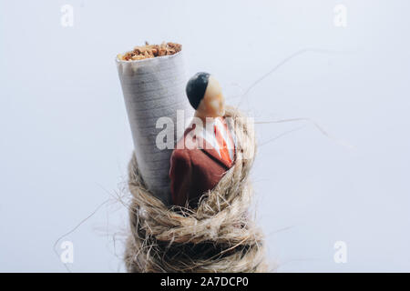 Man Figur zu einer Zigarette als anti rauchen Konzept gebunden Stockfoto