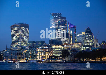 Nacht von London auf der Themse Blick nach Norden Stockfoto