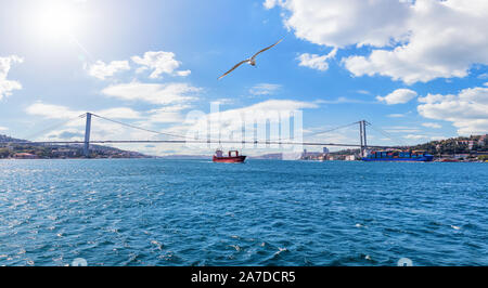 Schönes Panorama des Bosporus, die Martyrs-Brücke vom 15. Juli, Istanbul Stockfoto