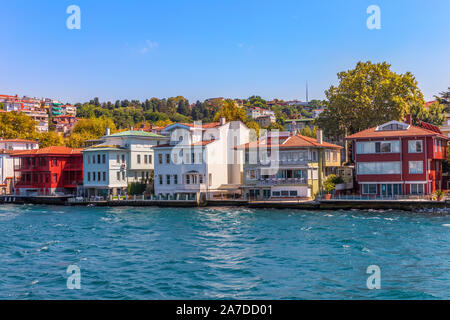 Häuser am Bosporus, Kuzguncuk Bezirk in Istanbul, Türkei Stockfoto