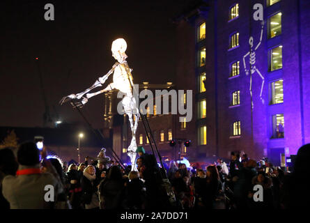 Riesige Skelette an der Kings Cross Spooktacular für Halloween 2019 auf Granary Square, London, NC1, UK Stockfoto