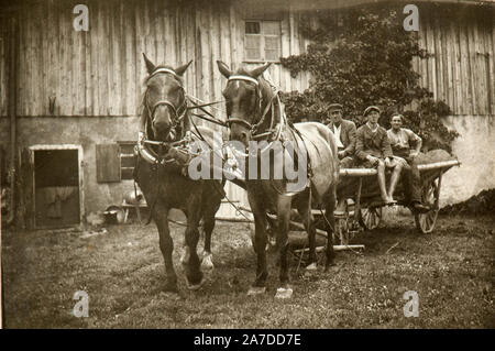 Drei Männer auf einem Wagen gezogen von zwei Pferden (1940s) Stockfoto