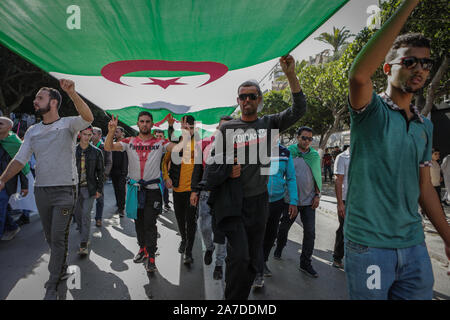 Algier, Algerien. 01 Nov, 2019. Algerier nehmen an einer Demonstration gegen die Regierung forderten die Absetzung von Beamten, die unter ex-Präsident Abdelaziz Bouteflika, wie sie der 65. Jahrestag des Landes der Kampf für Unabhängigkeit von Frankreich geprägt. Credit: Farouk Batiche/dpa/Alamy leben Nachrichten Stockfoto