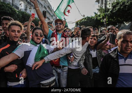 Algier, Algerien. 01 Nov, 2019. Algerier nehmen an einer Demonstration gegen die Regierung forderten die Absetzung von Beamten, die unter ex-Präsident Abdelaziz Bouteflika, wie sie der 65. Jahrestag des Landes der Kampf für Unabhängigkeit von Frankreich geprägt. Credit: Farouk Batiche/dpa/Alamy leben Nachrichten Stockfoto