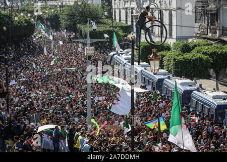 Algier, Algerien. 01 Nov, 2019. Algerier nehmen an einer Demonstration gegen die Regierung forderten die Absetzung von Beamten, die unter ex-Präsident Abdelaziz Bouteflika, wie sie der 65. Jahrestag des Landes der Kampf für Unabhängigkeit von Frankreich geprägt. Credit: Farouk Batiche/dpa/Alamy leben Nachrichten Stockfoto