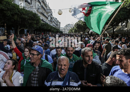 Algier, Algerien. 01 Nov, 2019. Algerier nehmen an einer Demonstration gegen die Regierung forderten die Absetzung von Beamten, die unter ex-Präsident Abdelaziz Bouteflika, wie sie der 65. Jahrestag des Landes der Kampf für Unabhängigkeit von Frankreich geprägt. Credit: Farouk Batiche/dpa/Alamy leben Nachrichten Stockfoto