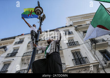 Algier, Algerien. 01 Nov, 2019. Algerier nehmen an einer Demonstration gegen die Regierung den Sturz von Beamten, die unter ex serviert zu verlangen - Präsident Abdelaziz Bouteflika, wie sie der 65. Jahrestag des Landes der Kampf für Unabhängigkeit von Frankreich geprägt. Credit: Farouk Batiche/dpa/Alamy leben Nachrichten Stockfoto