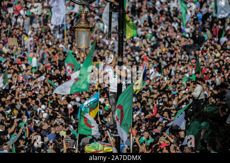 Algier, Algerien. 01 Nov, 2019. Algerier nehmen an einer Demonstration gegen die Regierung forderten die Absetzung von Beamten, die unter ex-Präsident Abdelaziz Bouteflika, wie sie der 65. Jahrestag des Landes der Kampf für Unabhängigkeit von Frankreich geprägt. Credit: Farouk Batiche/dpa/Alamy leben Nachrichten Stockfoto