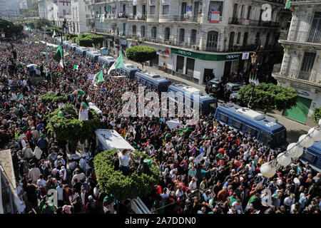 Algier, Algerien. 01 Nov, 2019. Algerier nehmen an einer Demonstration gegen die Regierung forderten die Absetzung von Beamten, die unter ex-Präsident Abdelaziz Bouteflika, wie sie der 65. Jahrestag des Landes der Kampf für Unabhängigkeit von Frankreich geprägt. Credit: Farouk Batiche/dpa/Alamy leben Nachrichten Stockfoto