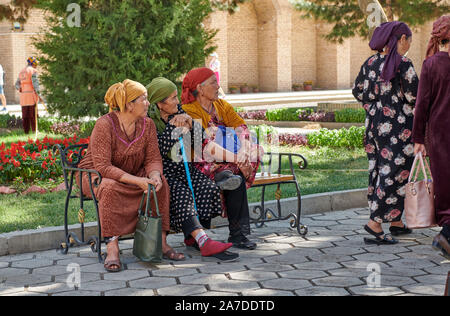 Alte Frauen in der Bibi-Khanym Moschee oder Bibi Khanum Moschee, Samarkand, Usbekistan, in Zentralasien Stockfoto