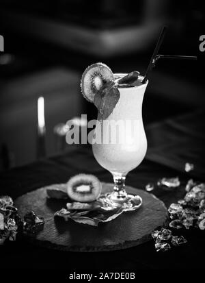 Köstliche hausgemachte Limonade aus Kiwi Frucht mit frischem Basilikum und Honig Stockfoto