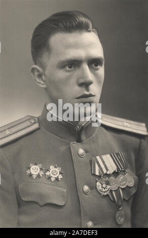 Portrait sowjetische Offizier in der vollen militärischen Uniform mit den Medaillen und Bestellungen, Deutschland, 1948 Stockfoto