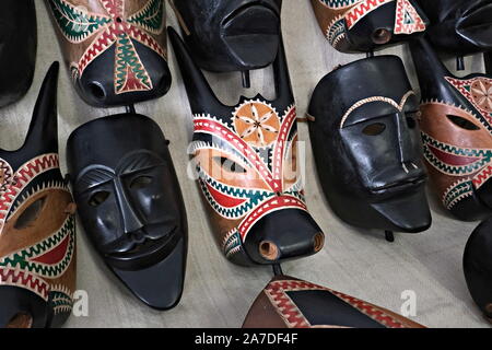 Holz- sardischen Masken der u Merdule" (Der Bauer) und u-Boe" (ox), traditionelle Masken aus Ottana, Sardinien, Italien Stockfoto