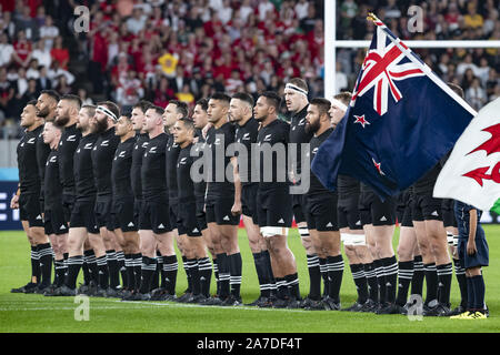 Tokio, Japan. 1 Nov, 2019. Spieler singen die Nationalhymne von Neuseeland vor der Rugby World Cup 2019 Bronze Final zwischen Neuseeland und Wales in Tokyo im Stadion. Neuseeland Niederlagen Wales 40-17. Credit: Rodrigo Reyes Marin/ZUMA Draht/Alamy leben Nachrichten Stockfoto