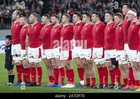 Tokio, Japan. 1 Nov, 2019. Spieler singen die Nationalhymne von Wales vor der Rugby World Cup 2019 Bronze Final zwischen Neuseeland und Wales in Tokyo im Stadion. Neuseeland Niederlagen Wales 40-17. Credit: Rodrigo Reyes Marin/ZUMA Draht/Alamy leben Nachrichten Stockfoto