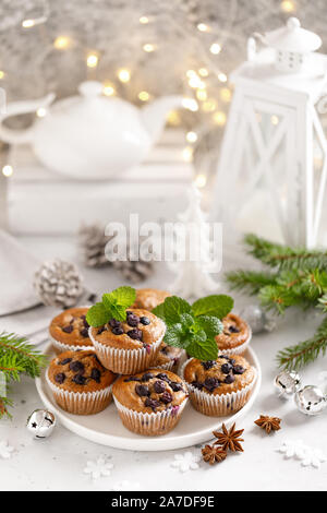 Blueberry Muffins mit frischen Beeren und Weihnachten, Weihnachten oder Neujahr Dekorationen Stockfoto