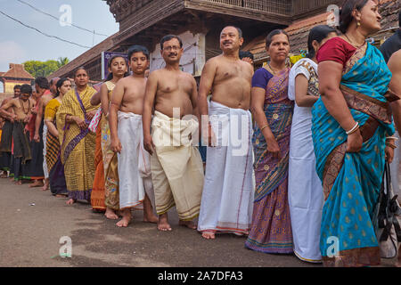 Hinduistische Pilger Warteschlange Padmanabhaswamy Temple in Trivandrum (Thiruvananthapuram), Kerala, Indien, die wertvolle Schätze zu geben wurden gefunden Stockfoto