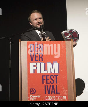 Oktober 31, 2019, Denver, Colorado, USA: Regisseur Rian Johnson der film Messer aus erhält die John Cassavetes Award während der Vorführung des Films Messer aus der vergangenen Nacht im Ellie Caulkins Haus in Denver, CO (Credit Bild: © Hector Acevedo/ZUMA Draht) Stockfoto