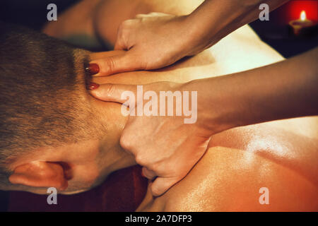 Masseur, Nacken Massage auf Mann im Spa Salon. Stockfoto