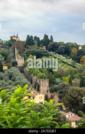 Florenz, Toskana/Italien - Oktober 20: Blick auf die alte Stadtmauer von Florenz am 20. Oktober 2019 Stockfoto