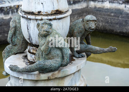 Florenz, Toskana/Italien - Oktober 20: Skulptur von drei Affen auf einem Brunnen in den Boboli-Gärten in Florenz am 20. Oktober 2019 Stockfoto