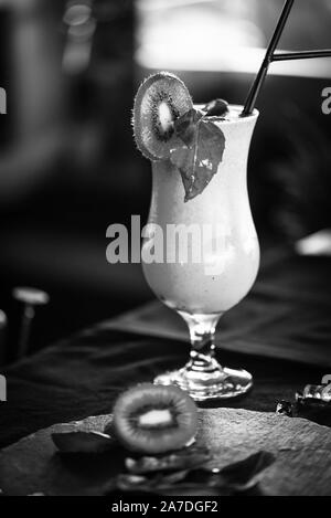 Köstliche hausgemachte Limonade aus Kiwi Frucht mit frischem Basilikum und Honig Stockfoto