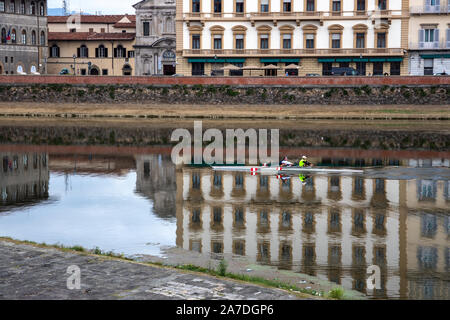 Florenz, Toskana/Italien - Oktober 20: Blick auf die Gebäude entlang und über den Fluss Arno in Florenz am 20. Oktober 2019. Nicht identifizierte Personen. Stockfoto