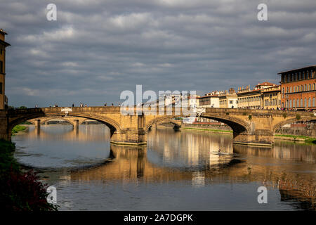 Florenz, Toskana/Italien - Oktober 20: Blick auf die Gebäude entlang und über den Fluss Arno in Florenz am 20. Oktober 2019. Nicht identifizierte Personen. Stockfoto