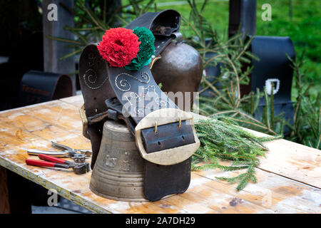 Charmey, Fribourg, Schweiz - 28 September 2019: berühmten und traditionellen Kuhglocke bereit für die wandertierhaltung Feier in Charmey in der Nähe von bulle, Fribo Stockfoto