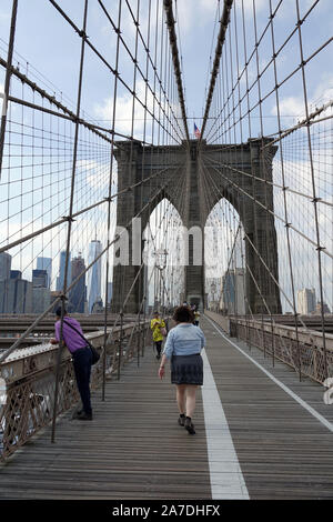 11. September 2019, US, New York: Brooklyn Bridge in New York. Die Brücke ist eine der ältesten Hängebrücken der USA. Sie überspannt den East River und verbindet die Stadtteile Manhattan und Brooklyn. Foto: Alexandra Schuler/dpa Stockfoto