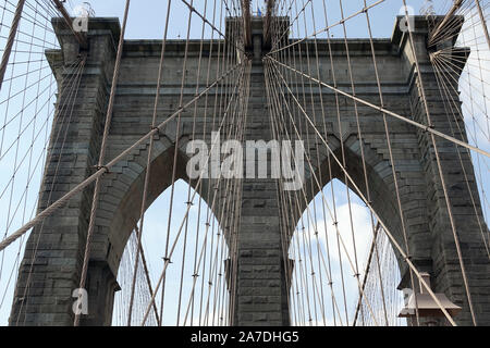 11. September 2019, US, New York: Brooklyn Bridge in New York. Die Brücke ist eine der ältesten Hängebrücken der USA. Sie überspannt den East River und verbindet die Stadtteile Manhattan und Brooklyn. Foto: Alexandra Schuler/dpa Stockfoto