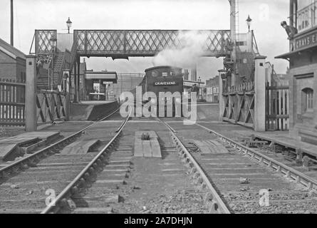 Der Bahnhof in Grays, Essex, England, UK C. 1910. Warten auf dem Bahnhof ist ein in London, Tilbury und Southend Eisenbahn Zug vorangegangener Osten, für Gravesend bestimmt. Den Tank Motor vorn ist Lok Nummer 21. Die Londoner, Tilbury und Southend Railway (LTSR) ist eine S-Bahnlinie auf dem britischen Schienennetz, die Londoner Bahnhof Fenchurch Street verbindet mit Destinationen in East London und Essex. Eine ringleitung zwischen Bellen und Pitsea bietet eine alternative Route über Grau und Tilbury. Stockfoto