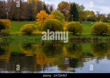 Minsk, Weißrussland - Oktober, 13, 2019: Fluss Swislotsch und Herbst Stadtbild von Bezirk Nyamiha in der Innenstadt von Minsk, Weißrussland Stockfoto