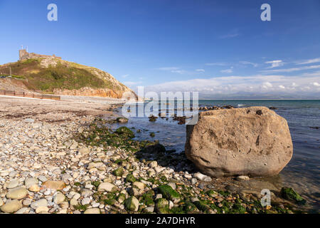 Criccieth Castle und Strand an der Küste von Nordwales Stockfoto