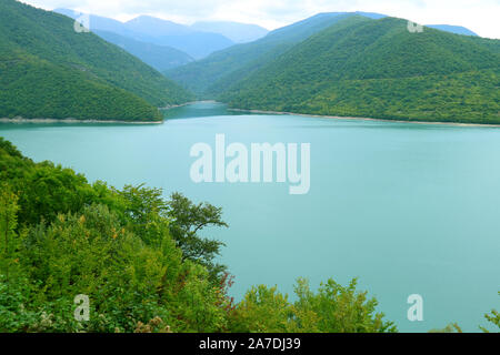Schöne blaue Wasser und die Landschaft des Zhinvali oder jinvali Stausee am Fluss Aragvi, Georgien Stockfoto